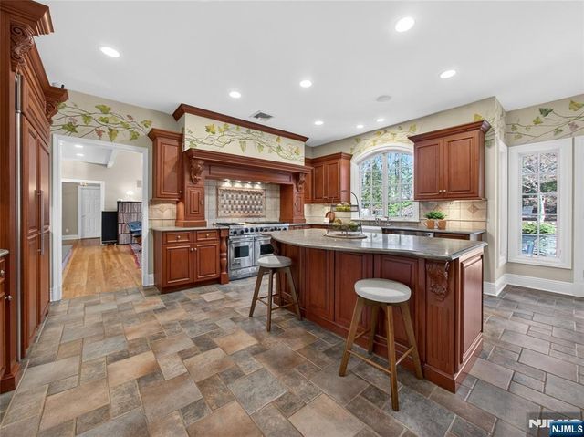 70 Hummingbird Court, Wyckoff, NJ 07481