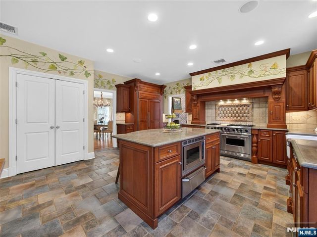 70 Hummingbird Court, Wyckoff, NJ 07481