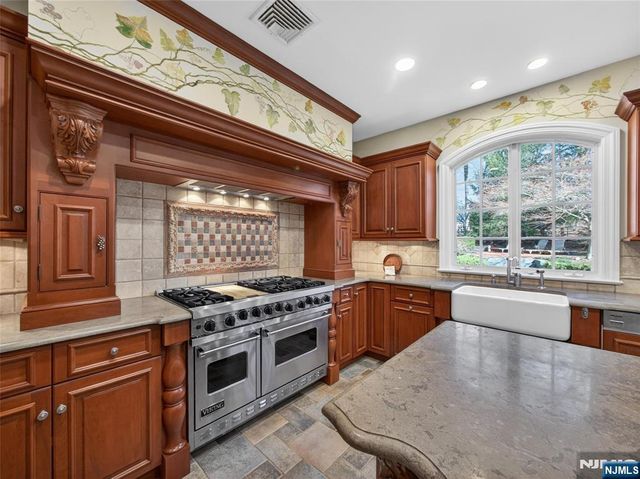 70 Hummingbird Court, Wyckoff, NJ 07481