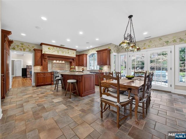 70 Hummingbird Court, Wyckoff, NJ 07481