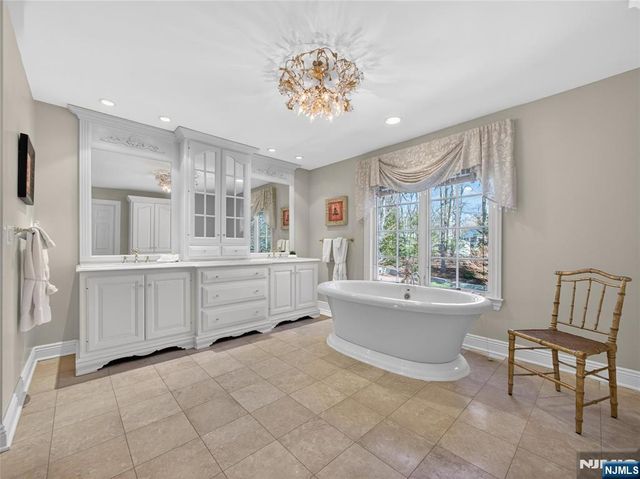 70 Hummingbird Court, Wyckoff, NJ 07481