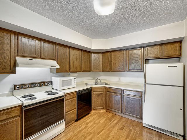 2455 Londin Lane E 322, Maplewood, MN 55119