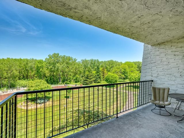 2455 Londin Lane E 322, Maplewood, MN 55119