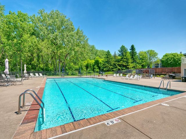 2455 Londin Lane E 322, Maplewood, MN 55119