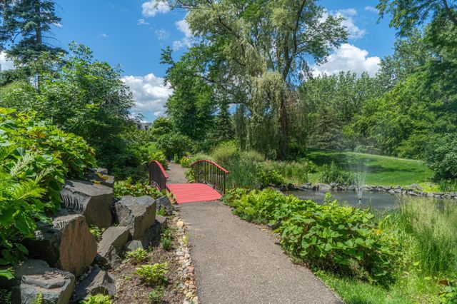 2455 Londin Lane E 322, Maplewood, MN 55119
