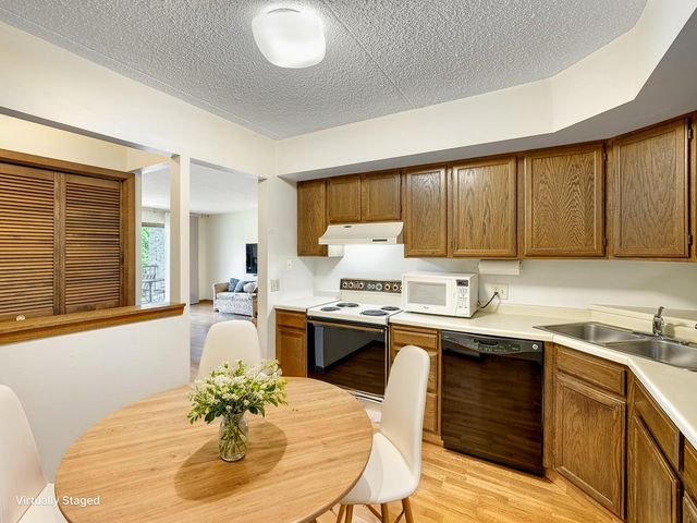 2455 Londin Lane E 322, Maplewood, MN 55119