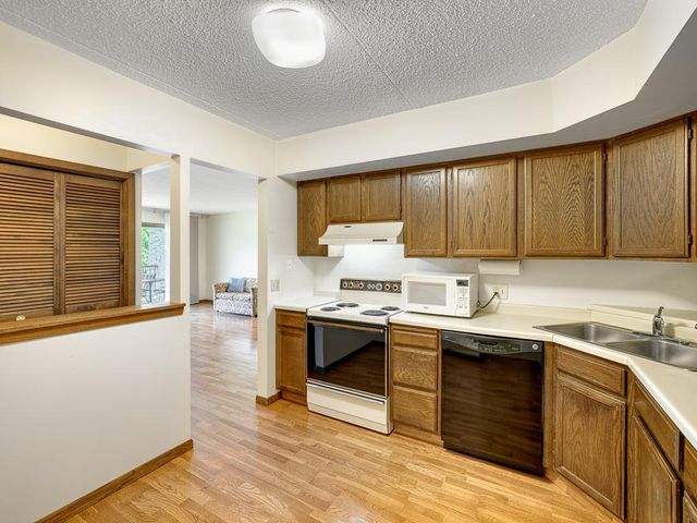 2455 Londin Lane E 322, Maplewood, MN 55119