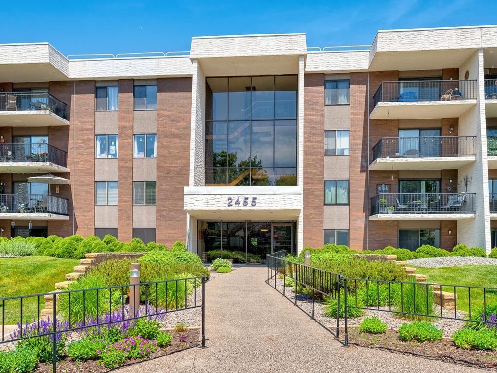 2455 Londin Lane E 322, Maplewood, MN 55119