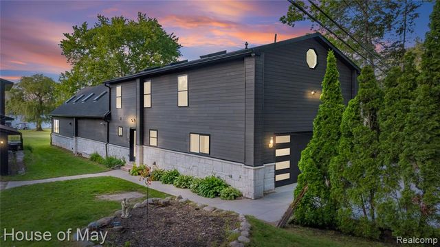 10890 Hillway Drive, White Lake, MI 48386