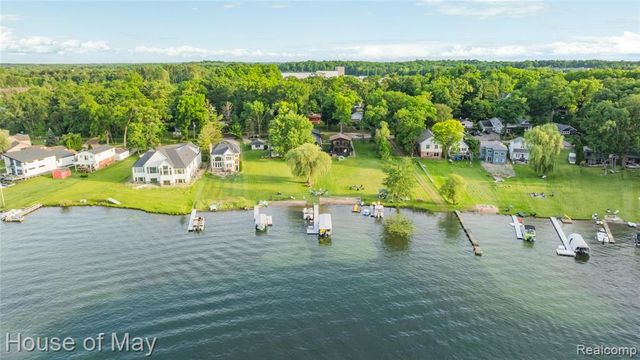 10890 Hillway Drive, White Lake, MI 48386