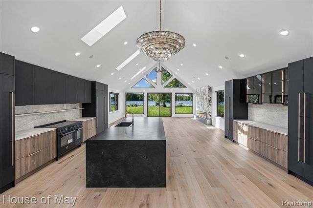 10890 Hillway Drive, White Lake, MI 48386