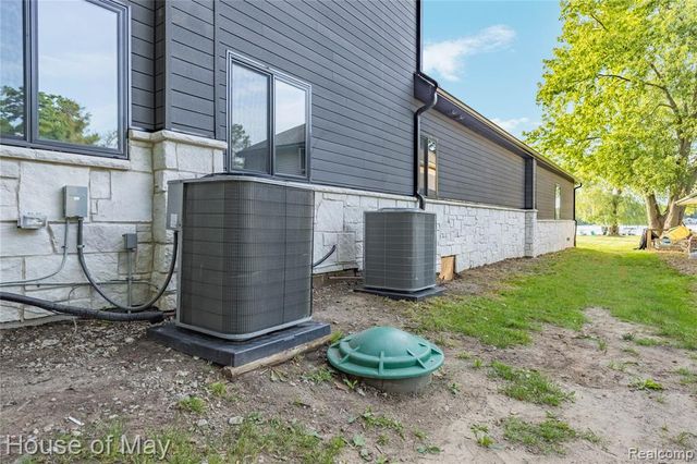 10890 Hillway Drive, White Lake, MI 48386