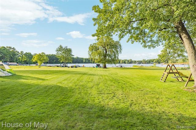 10890 Hillway Drive, White Lake, MI 48386