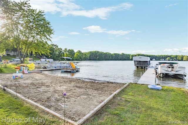 10890 Hillway Drive, White Lake, MI 48386