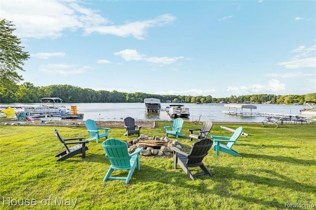 10890 Hillway Drive, White Lake, MI 48386