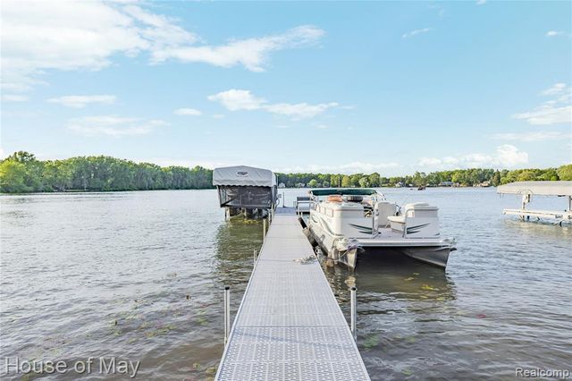10890 Hillway Drive, White Lake, MI 48386