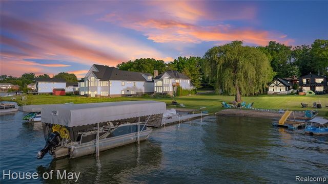 10890 Hillway Drive, White Lake, MI 48386