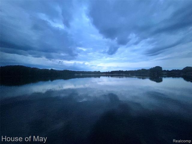 10890 Hillway Drive, White Lake, MI 48386