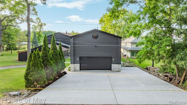 10890 Hillway Drive, White Lake, MI 48386