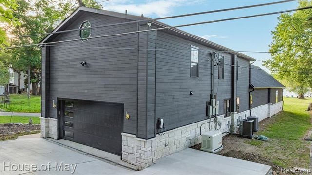 10890 Hillway Drive, White Lake, MI 48386