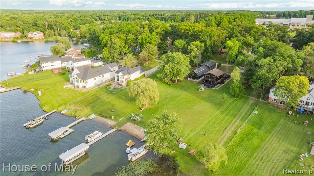 10890 Hillway Drive, White Lake, MI 48386