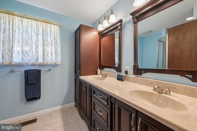 17 LAMBETH RD, Burlington, NJ 08016