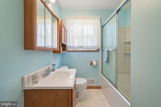 17 LAMBETH RD, Burlington, NJ 08016