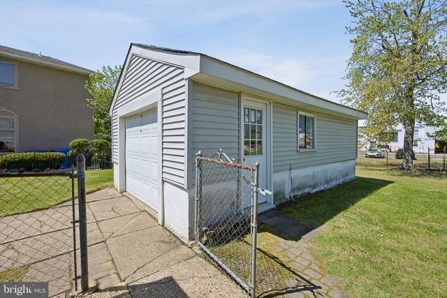 17 LAMBETH RD, Burlington, NJ 08016