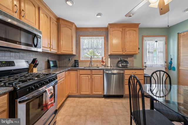 17 LAMBETH RD, Burlington, NJ 08016