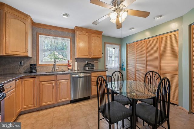 17 LAMBETH RD, Burlington, NJ 08016