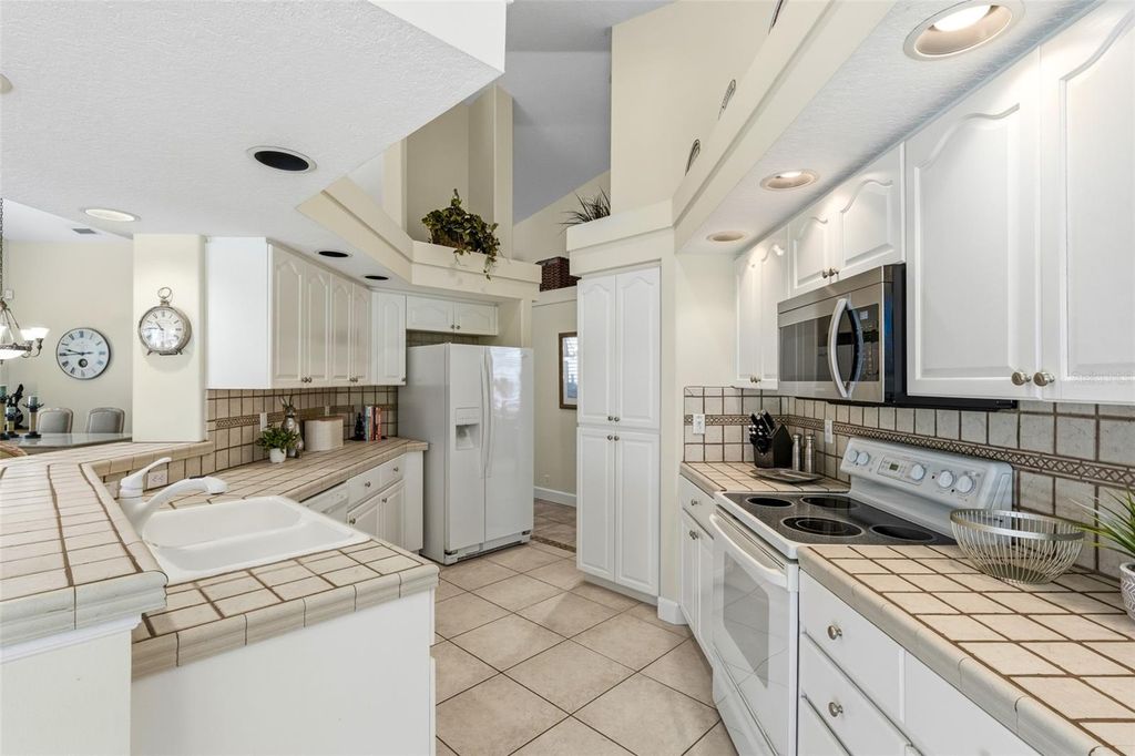 Image 26 of property listing at 8718 54TH AVENUE E, Bradenton, FL 34211