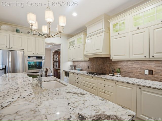 55951 Ashbrooke Drive W, Shelby Charter Township, MI 48316