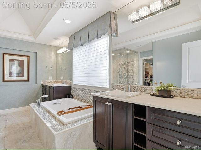 55951 Ashbrooke Drive W, Shelby Charter Township, MI 48316