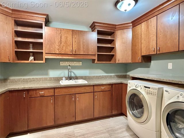 55951 Ashbrooke Drive W, Shelby Charter Township, MI 48316
