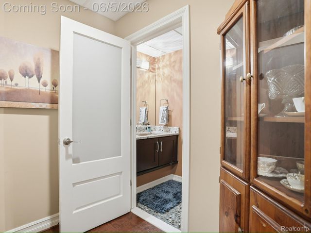 55951 Ashbrooke Drive W, Shelby Charter Township, MI 48316