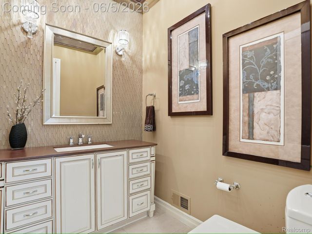 55951 Ashbrooke Drive W, Shelby Charter Township, MI 48316