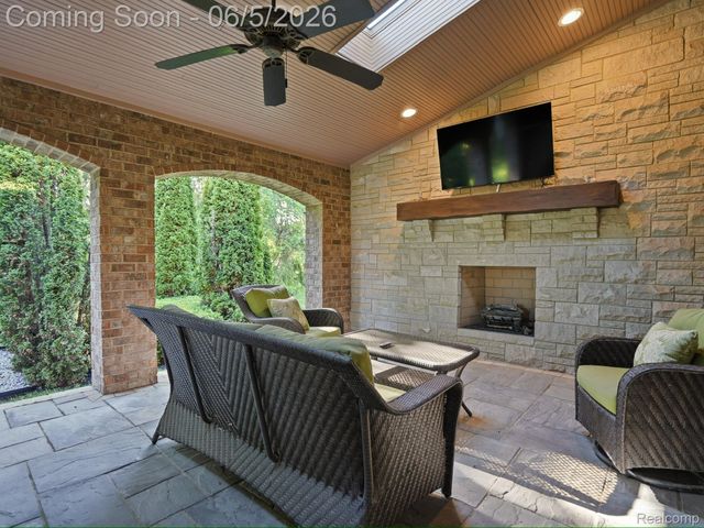 55951 Ashbrooke Drive W, Shelby Charter Township, MI 48316