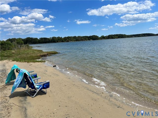 84 New Little St, North, VA 23128