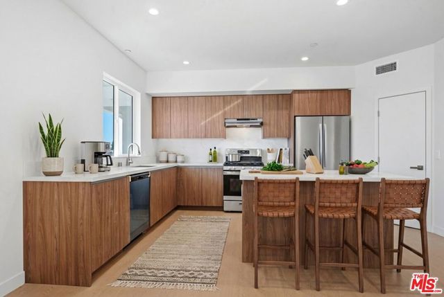 1717 Winona Boulevard 302, Los Angeles, CA 90027
