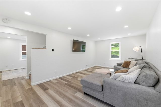 51 Greenlee Rd, Brentwood, PA 15227