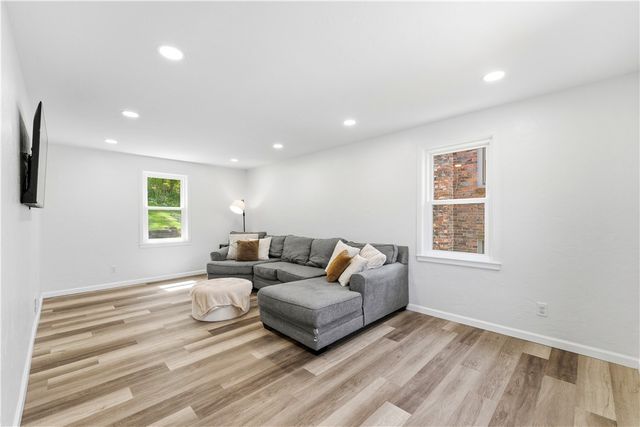 51 Greenlee Rd, Brentwood, PA 15227