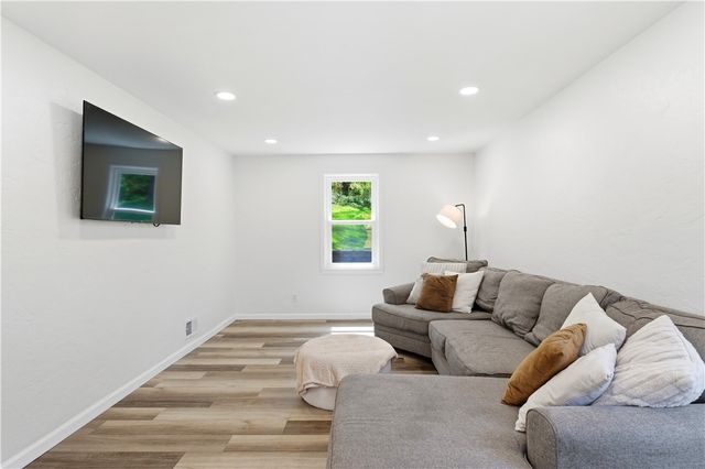 51 Greenlee Rd, Brentwood, PA 15227