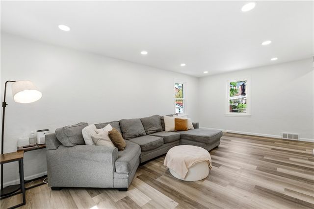 51 Greenlee Rd, Brentwood, PA 15227