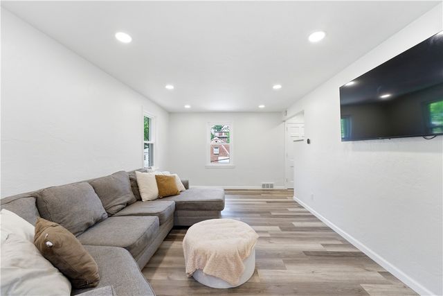 51 Greenlee Rd, Brentwood, PA 15227
