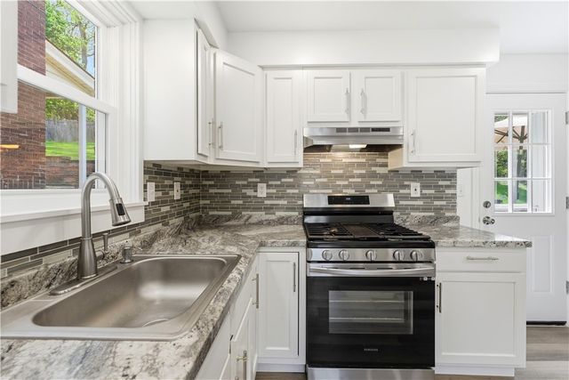 51 Greenlee Rd, Brentwood, PA 15227