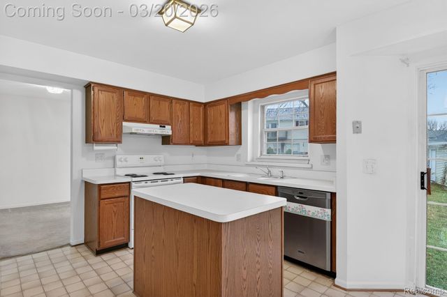 38733 Covington Drive, Wayne, MI 48184