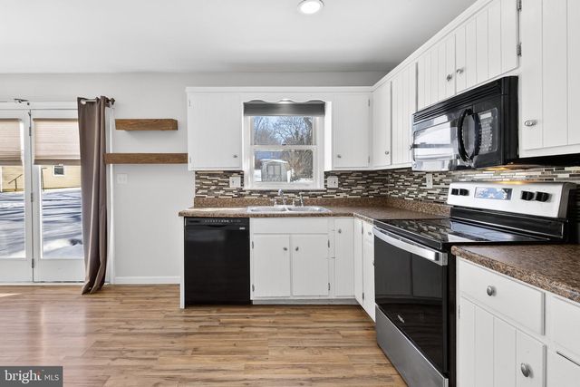 223 COLONIAL DR, Akron, PA 17501