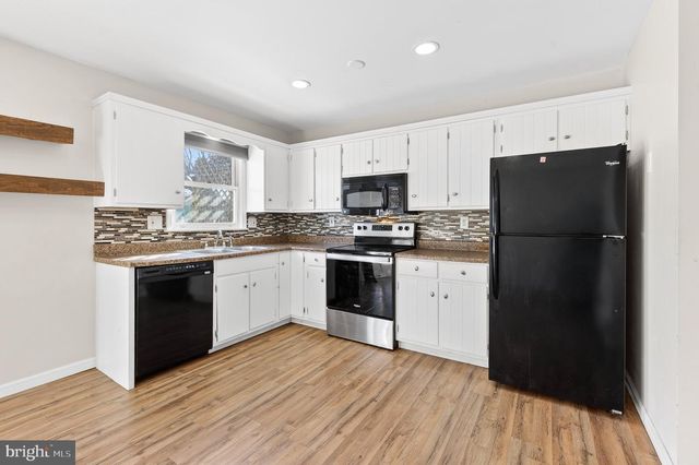 223 COLONIAL DR, Akron, PA 17501