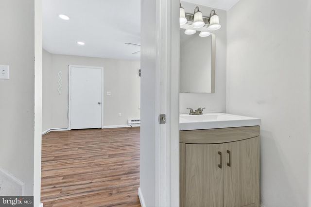 223 COLONIAL DR, Akron, PA 17501