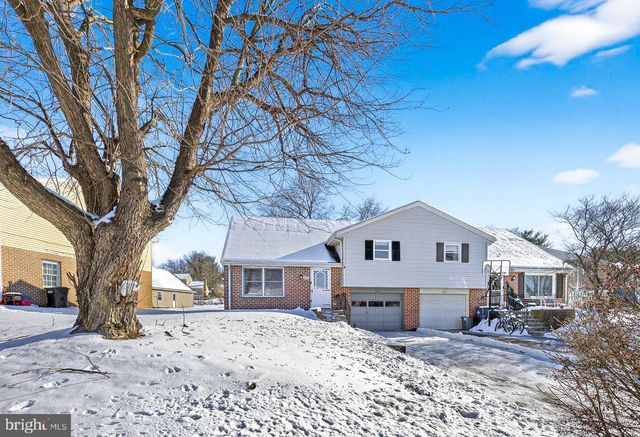 223 COLONIAL DR, Akron, PA 17501